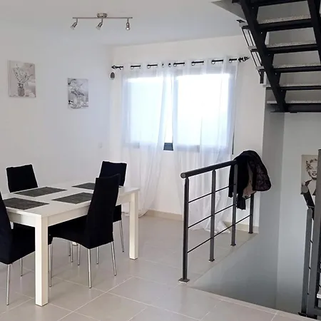 Semesterbostad Triplex 8 Islas